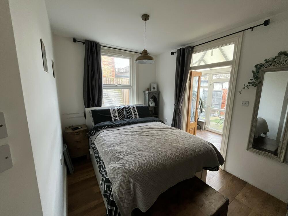 Flat & Studio, 41 West Road, Westcliff-On-Sea, Essex SS0 9AU