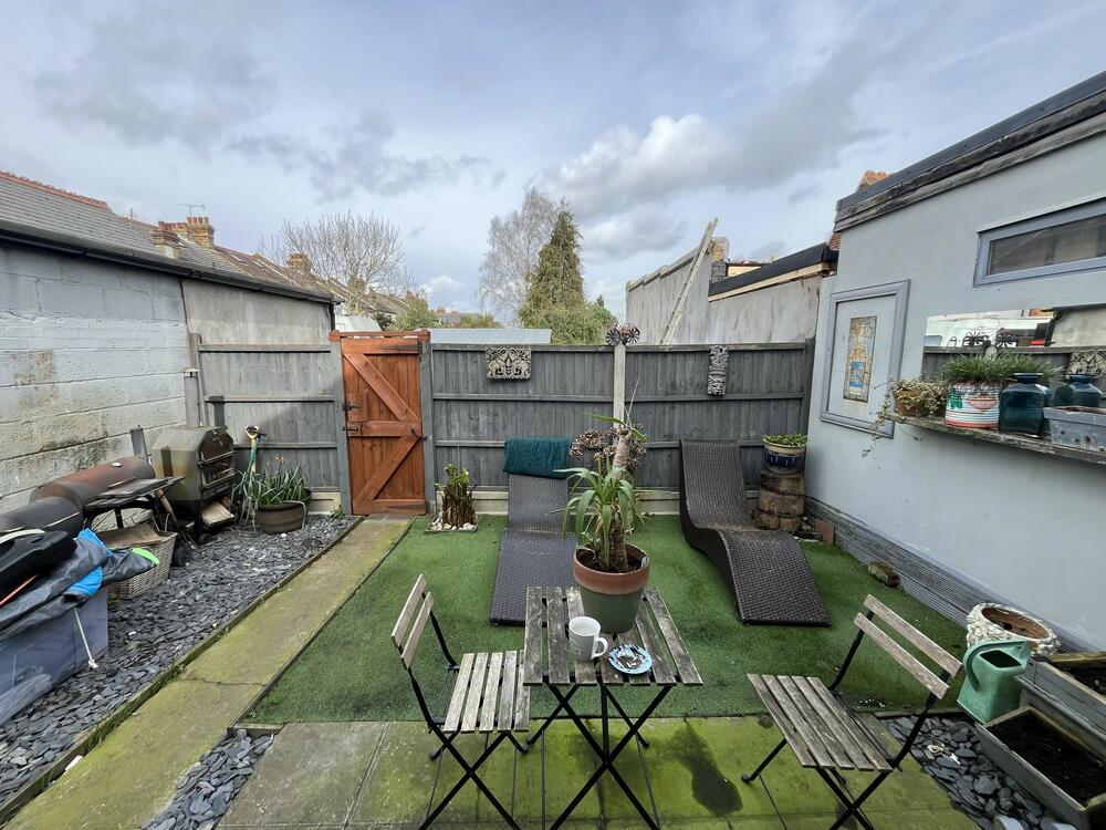 Flat & Studio, 41 West Road, Westcliff-On-Sea, Essex SS0 9AU