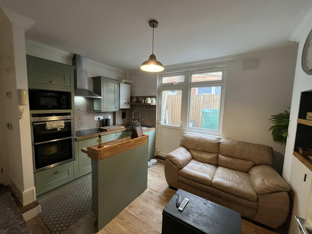 Flat & Studio, 41 West Road, Westcliff-On-Sea, Essex SS0 9AU