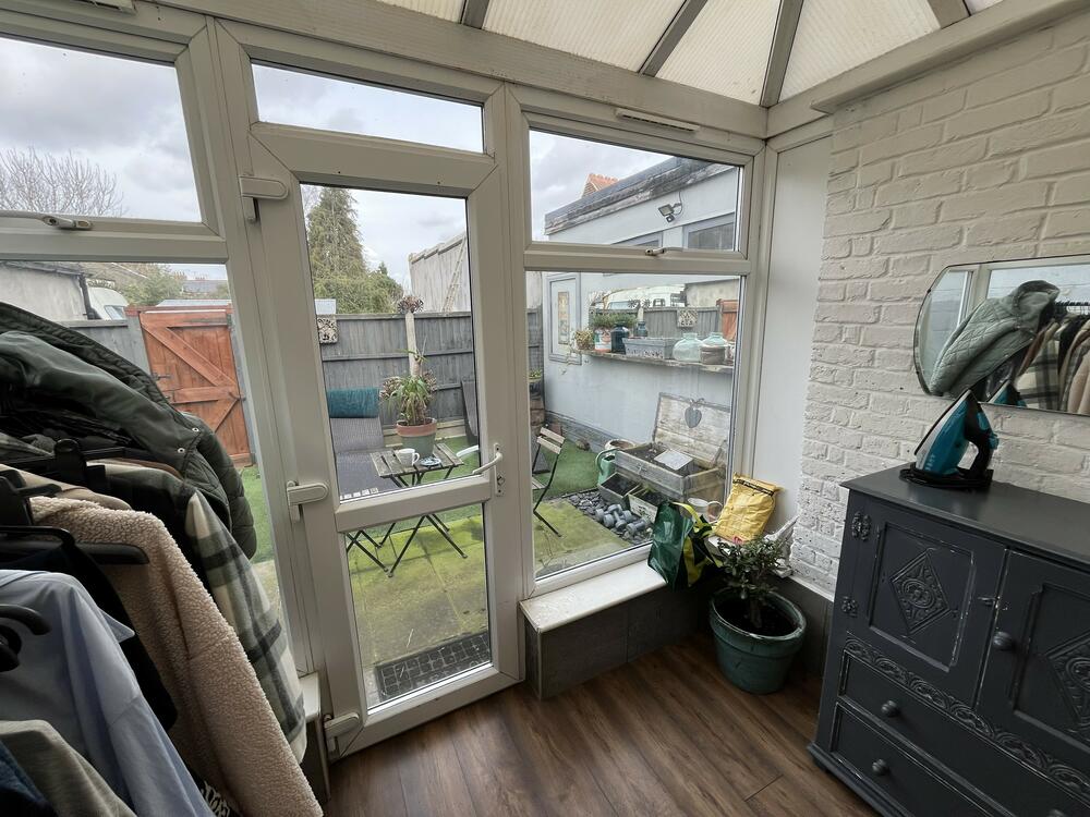 Studio & Flat, 41 West Road, Westcliff-On-Sea, Essex SS0 9AU