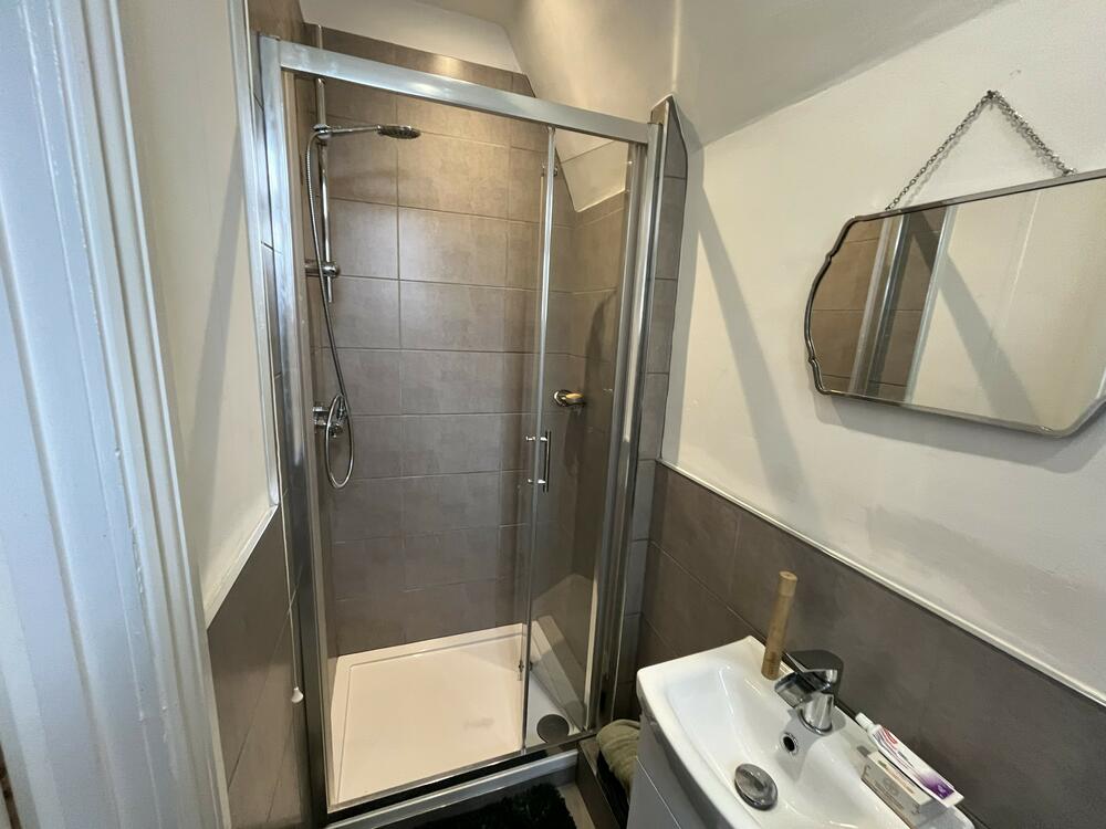 Studio & Flat, 41 West Road, Westcliff-On-Sea, Essex SS0 9AU