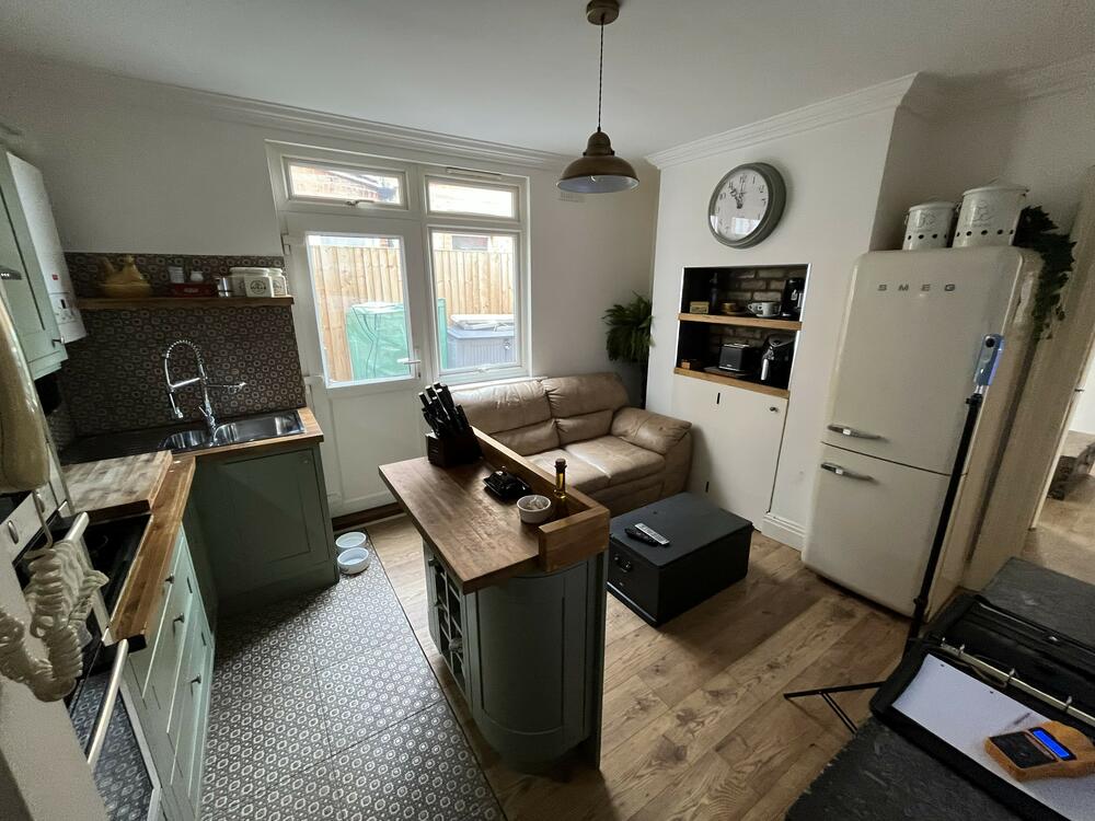 Studio & Flat, 41 West Road, Westcliff-On-Sea, Essex SS0 9AU