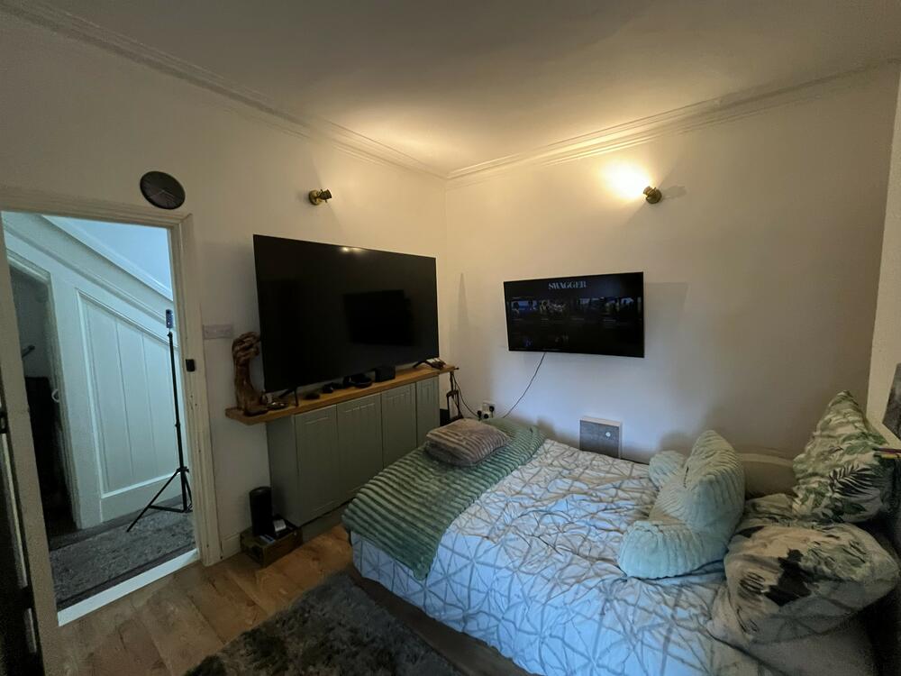 Studio & Flat, 41 West Road, Westcliff-On-Sea, Essex SS0 9AU