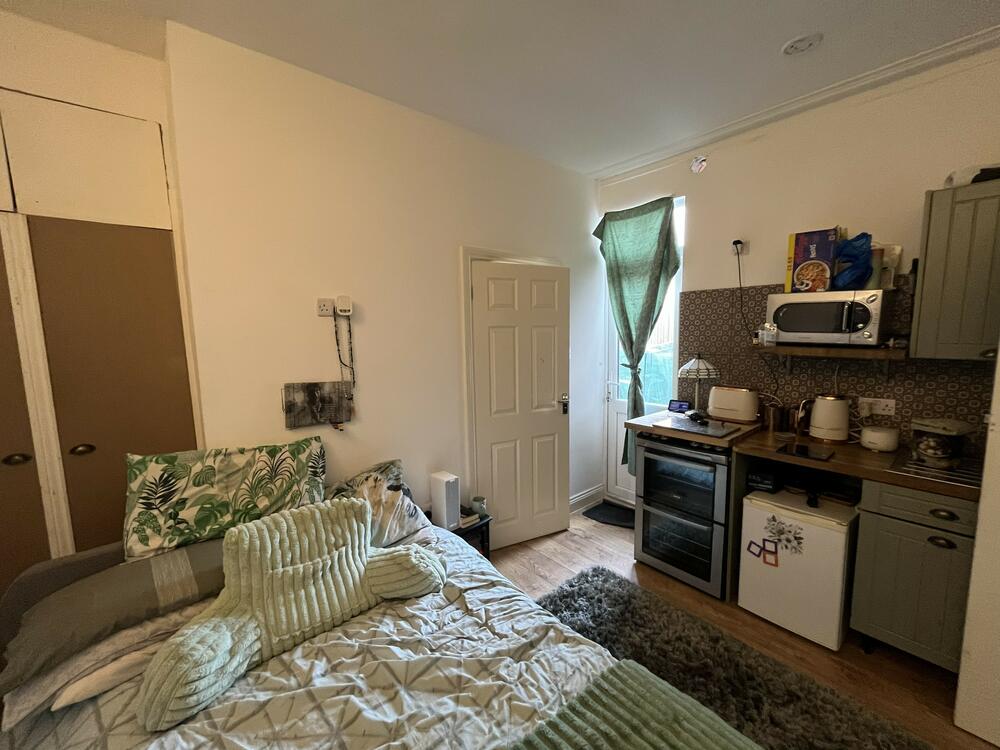 Studio & Flat, 41 West Road, Westcliff-On-Sea, Essex SS0 9AU