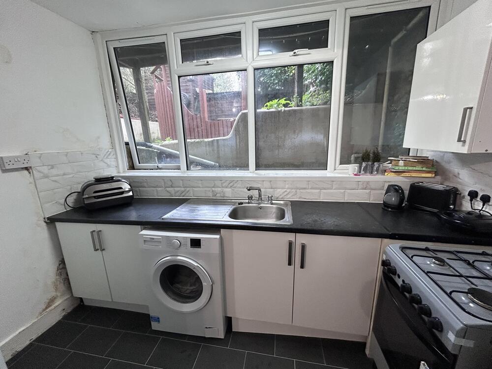 Flats 1 & 2, 11 Carlton Avenue, Ramsgate, Kent CT11 9BP