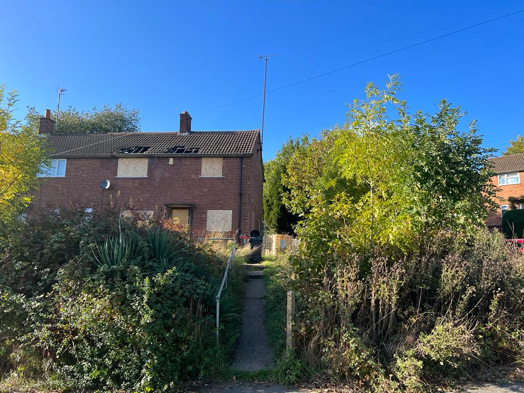 Loveitts Auctions 115, Queen Elizabeth Road, Nuneaton, Warwickshire