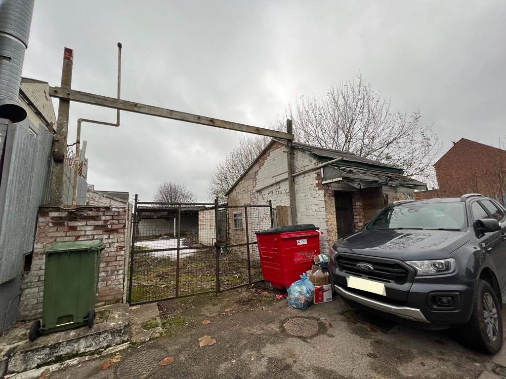 Loveitts Auctions 162 Earlsdon Avenue North, Earlsdon, Coventry, West Midlands CV5 6FZ