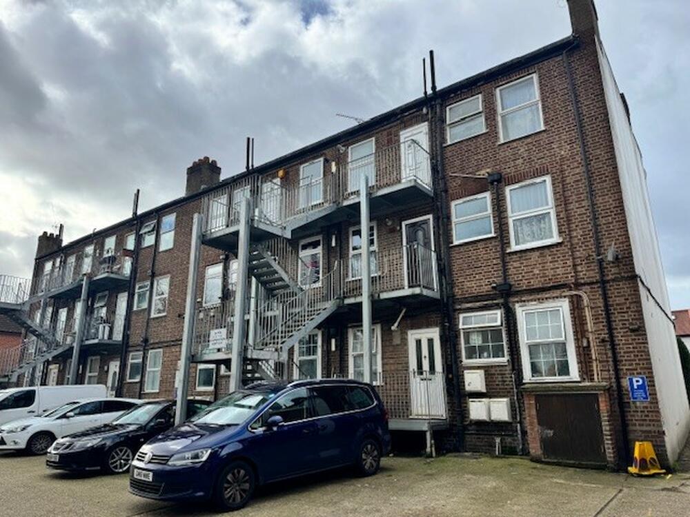 28 , Links View, Greenford Lane, Greenford, Middlesex UB6 9AT