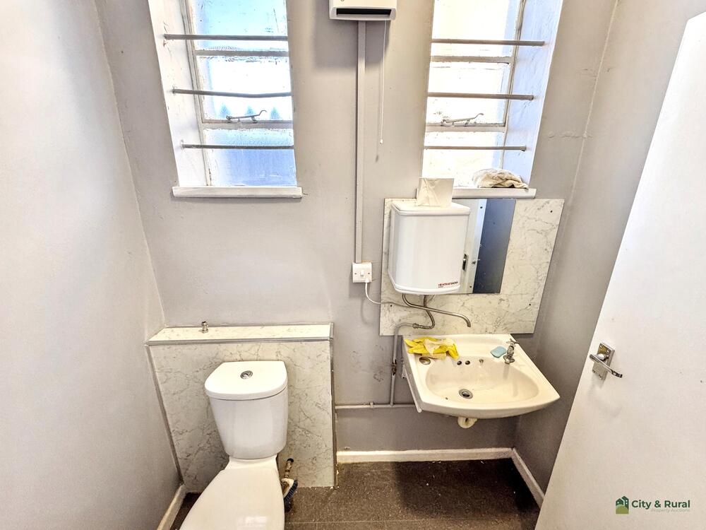 16 and 16A Emery Road property image 7