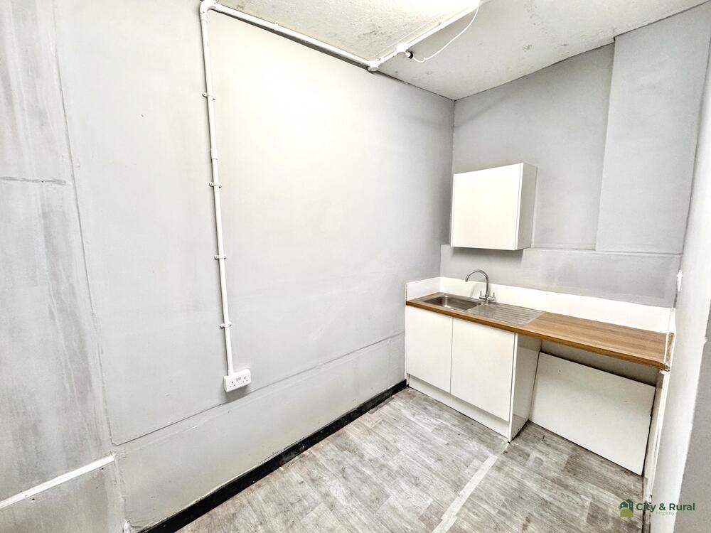 16 and 16A Emery Road property image 10